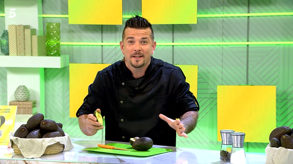 Carlos Maldonado cocina con aguacate europeo en un showcooking con Mediaset