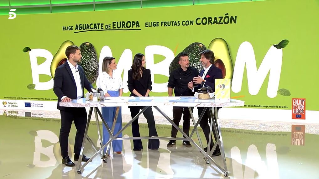 Antonio Carpintero firma el «Contrato Conmigo Mismo» con los presentadores de Mediaset